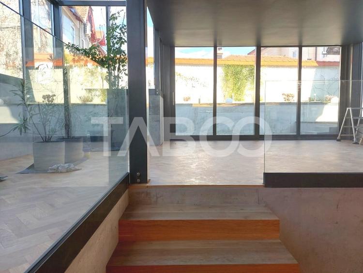Casă individuală cu 11 camere cu Canalizare în Central