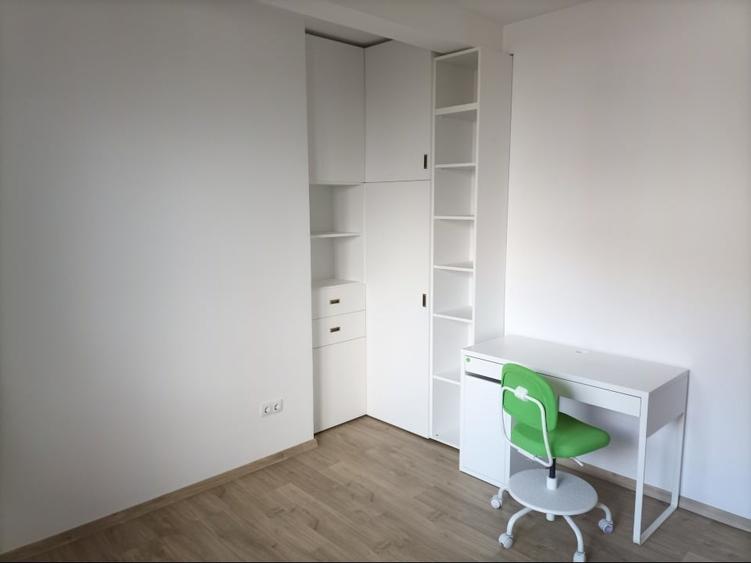Apartament cu 3 camere decomandat în Europa