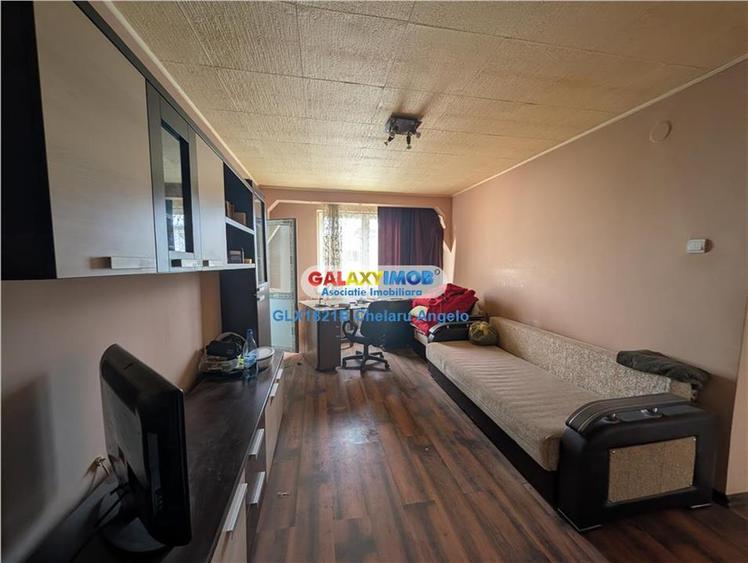 Apartament cu 4 camere semidecomandat în Berceni