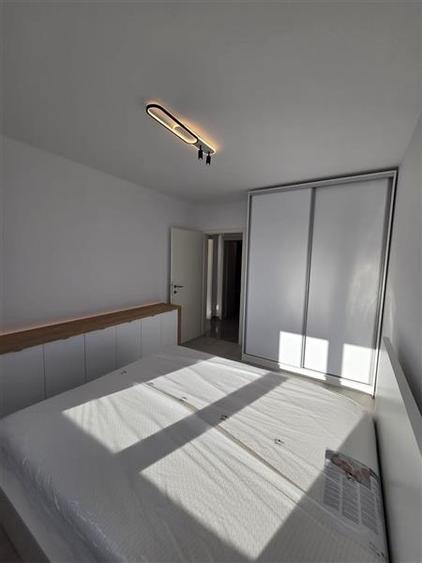 Apartament cu 3 camere decomandat, mobilat în Tractorul