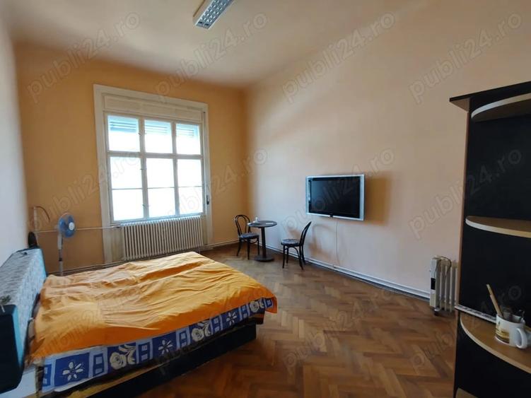 Casă cu 6 camere cu Teren 2883 Mp în Ultracentral