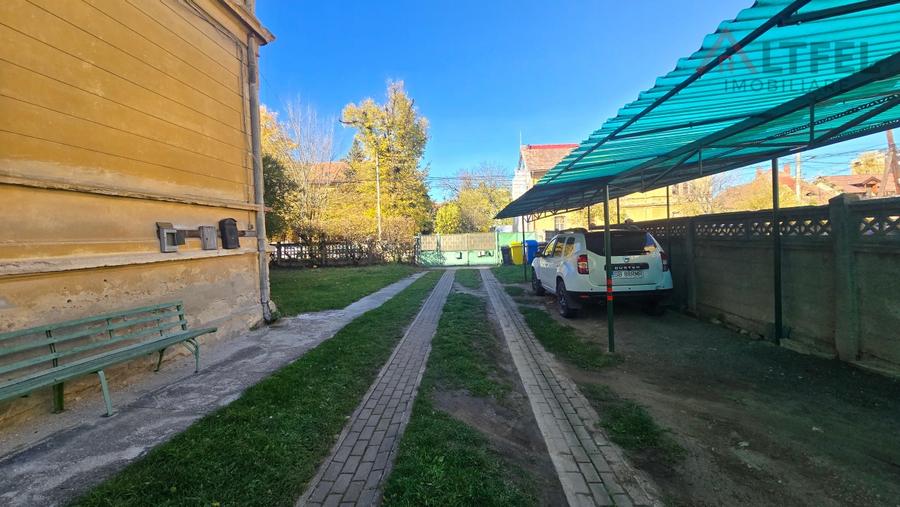 Apartament cu 3 camere semidecomandat în Central