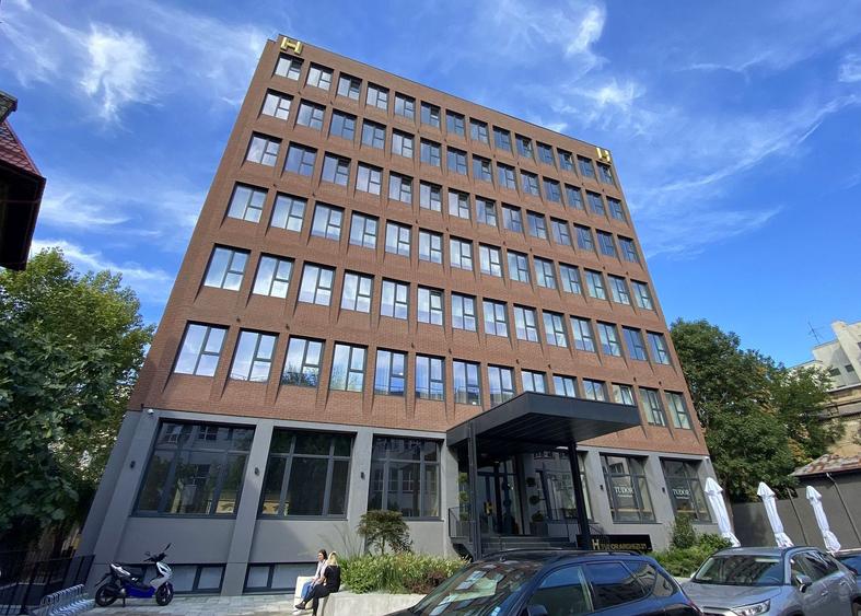 Birou, de 5,780 mp, în Universitate