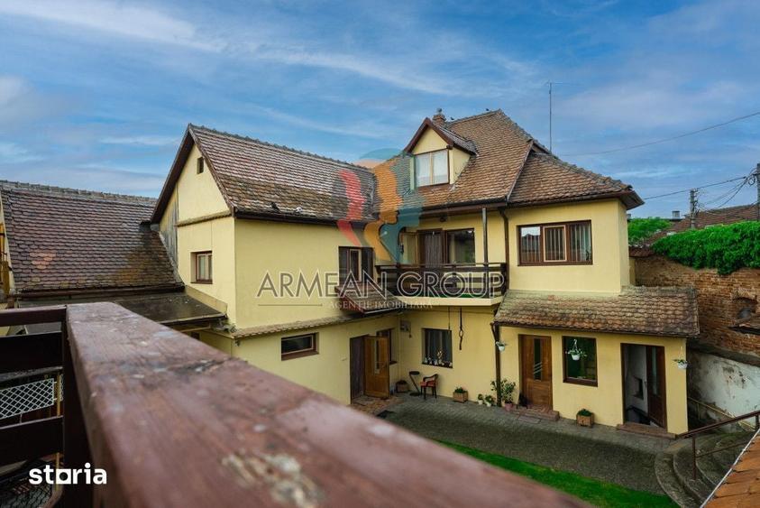 Casă cu 8 camere decomandat cu Teren 660 Mp în Central