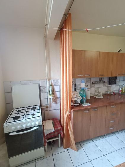 Apartament cu 3 camere decomandat, mobilat în Cetate