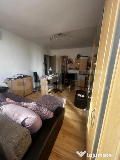 Apartament cu 3 camere semidecomandat, mobilat în Craiovița Nouă