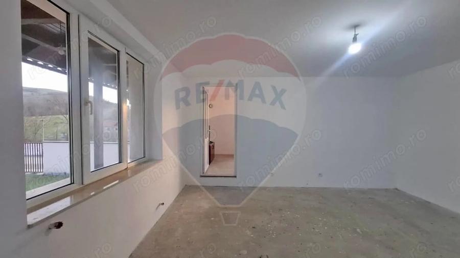 Casă cu Teren 800 Mp în Gălățeni