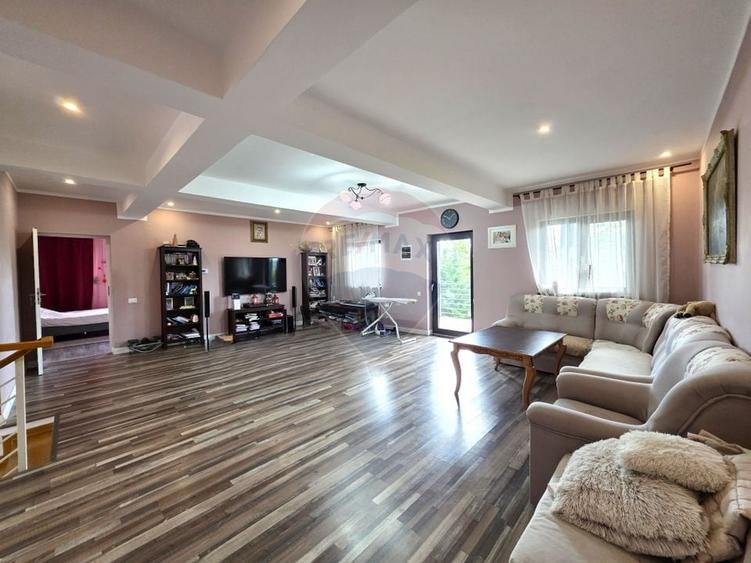 Casă individuală cu 7 camere cu Teren 3200 Mp în Lipia