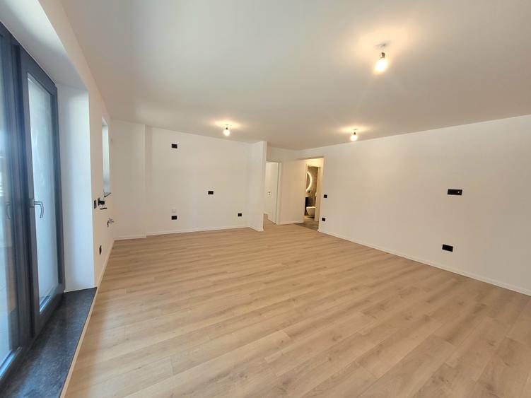 Apartament cu 2 camere nedecomandat în Tractorul