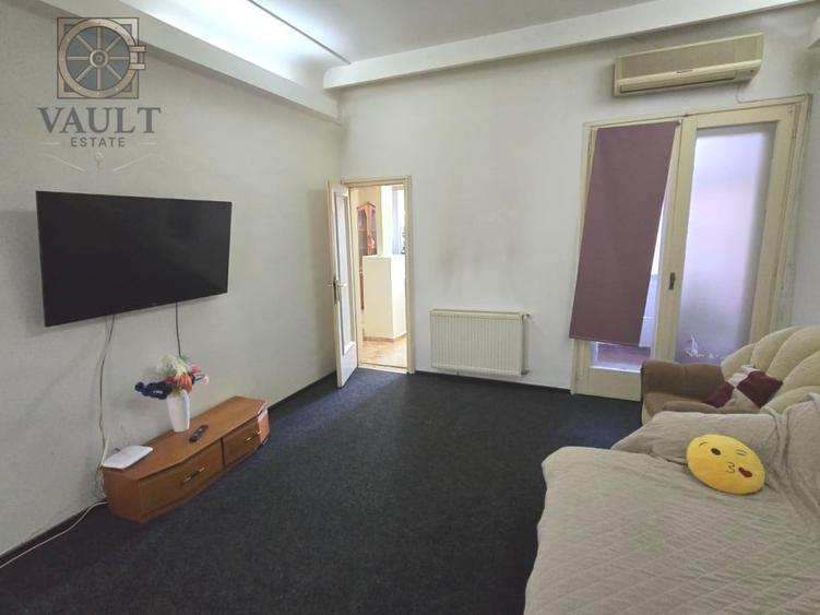Apartament cu 4 camere semidecomandat, mobilat în P-ța Victoriei
