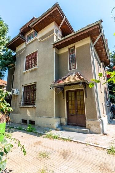 Casă individuală cu 7 camere cu Teren 241 Mp în Kiseleff