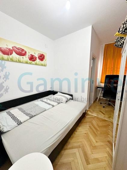Casă individuală cu 11 camere cu Canalizare în Nufărul