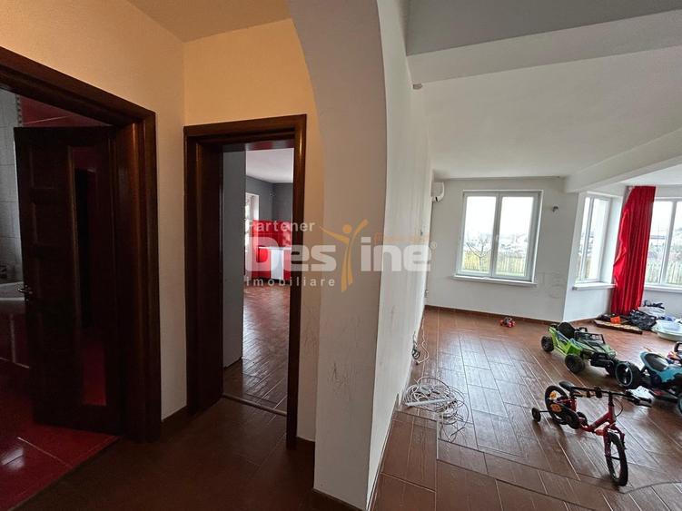 Casă individuală cu 6 camere cu Canalizare în Ciritei