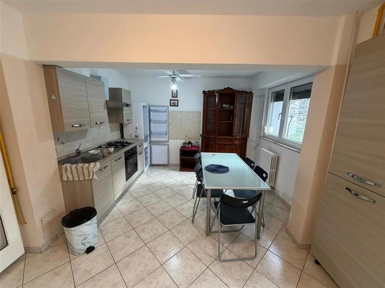 Apartament cu 4 camere decomandat, mobilat în Est