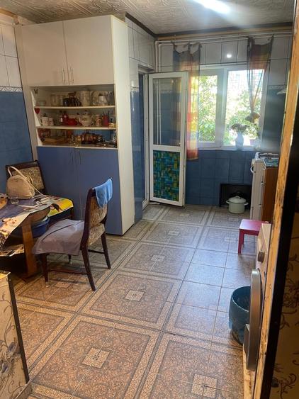 Apartament cu 4 camere decomandat în 1 Decembrie