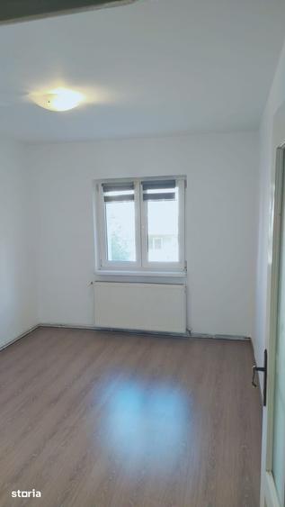 Inchiriez ap. cu 3 camere, 2 balcoane, Zona C.R.Vivo - 9