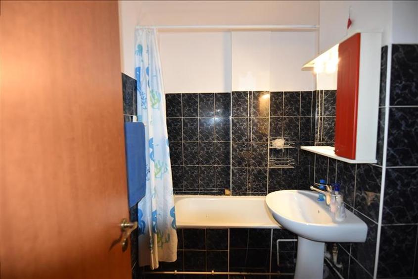 Apartament cu 3 camere decomandat, mobilat în Central