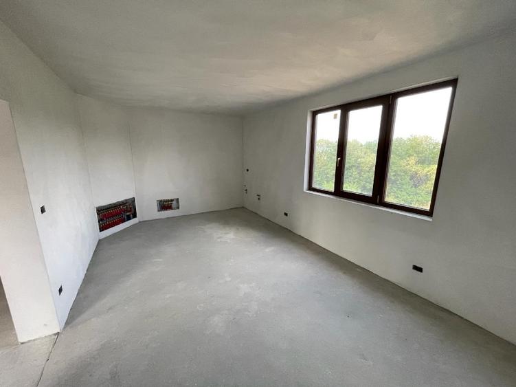 Casă individuală cu 5 camere cu Teren 975 Mp în Central