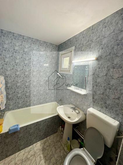 Apartament cu 3 camere semidecomandat în Alexandru Obregia