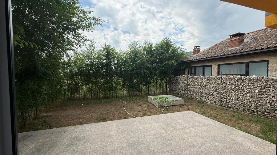Duplex cu 10 camere cu Teren 500 Mp în Ostratu