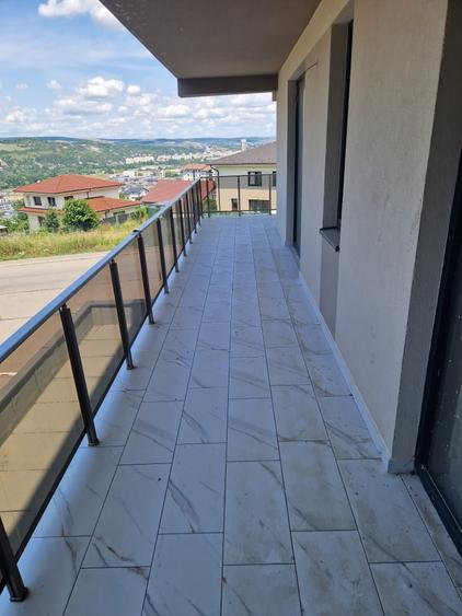 Apartament cu 3 camere semidecomandat în Florești