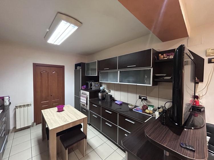 Casă individuală cu 7 camere cu Canalizare în Aradul Nou