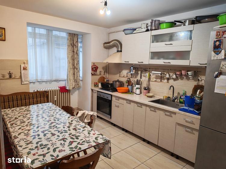 Apartament cu 4 camere semidecomandat în Central