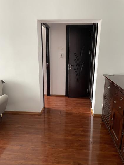 Apartament cu 3 camere semidecomandat în Titan