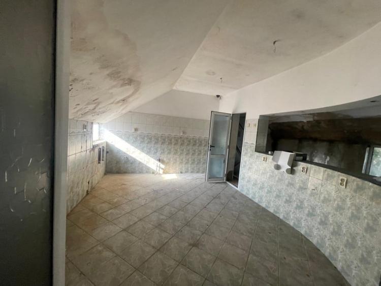 Casă cu 5 camere cu Teren 284 Mp în Central