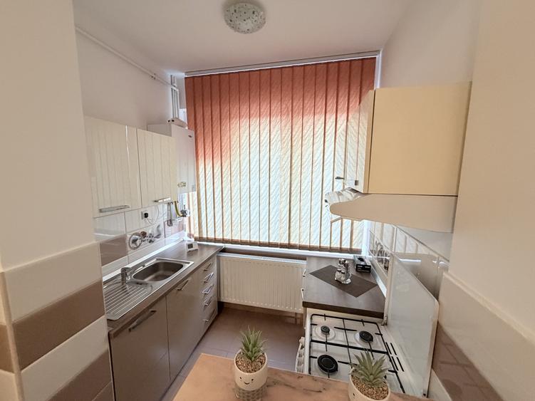 Apartament cu 4 camere decomandat, mobilat în Ultracentral