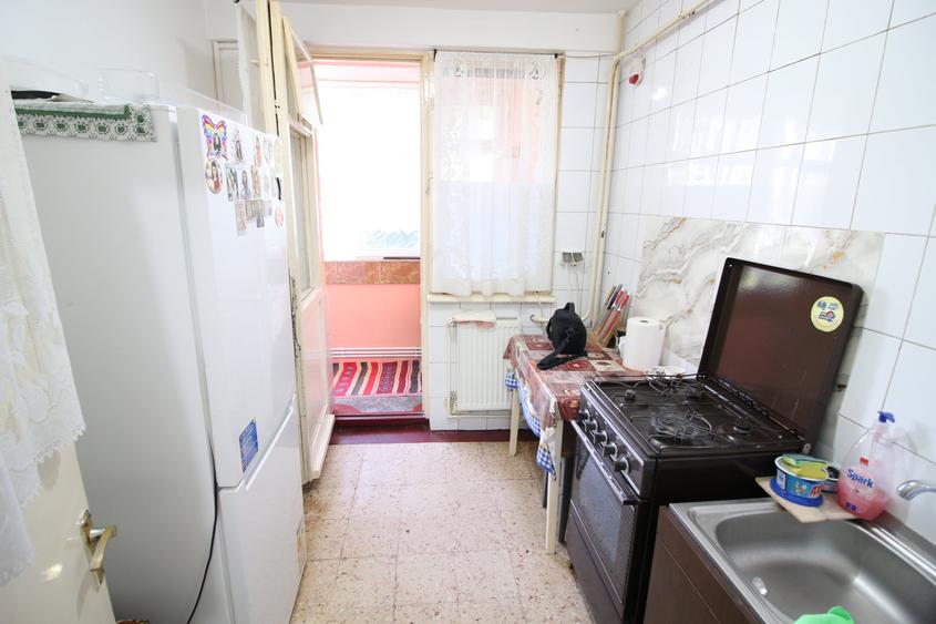 Apartament cu 3 camere semidecomandat în Micro 16