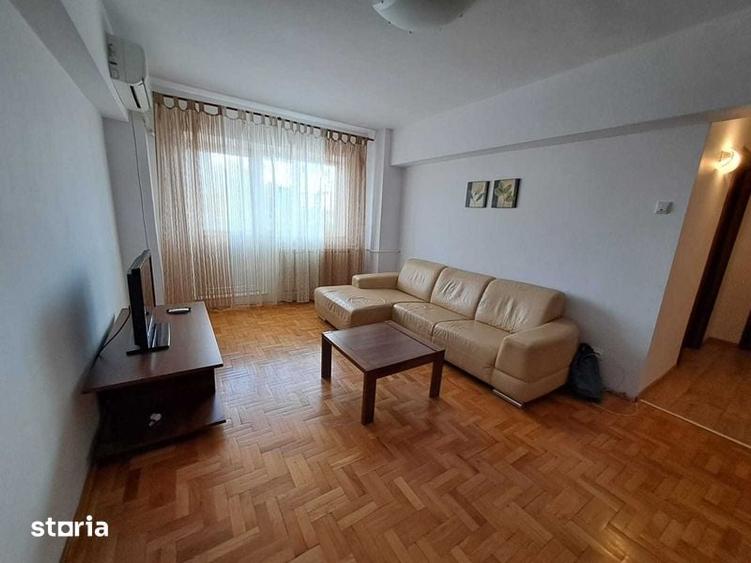 Apartament cu 3 camere semidecomandat în Berceni