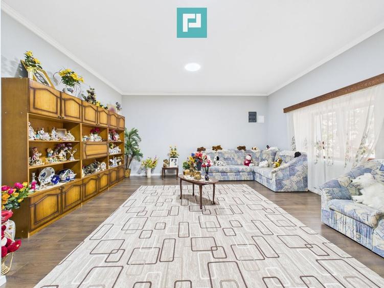 Casă individuală cu 6 camere cu Teren 2712 Mp în Central