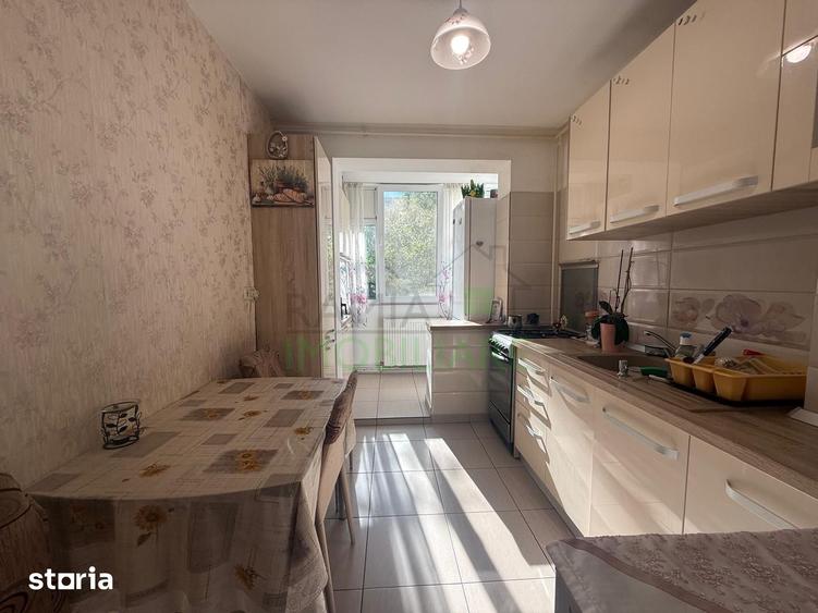 Apartament cu 3 camere semidecomandat, mobilat în Tractorul