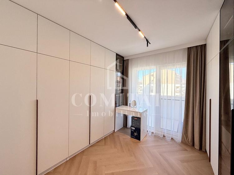 Apartament cu 3 camere semidecomandat, mobilat în Florești
