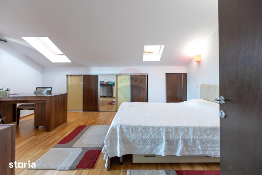 Casă cu 7 camere cu Teren 1617 Mp în Central