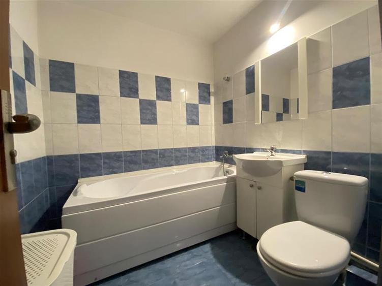 Apartament cu 2 camere decomandat în Podul de Fier
