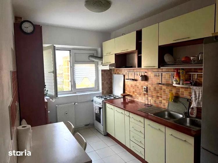 Apartament cu 3 camere semidecomandat în Tineretului