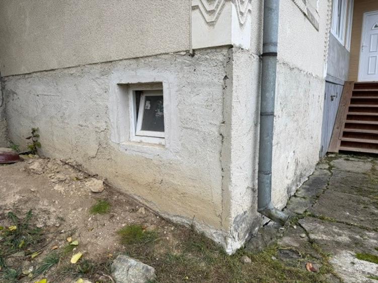 Casă individuală cu 5 camere cu Teren 1000 Mp în Central