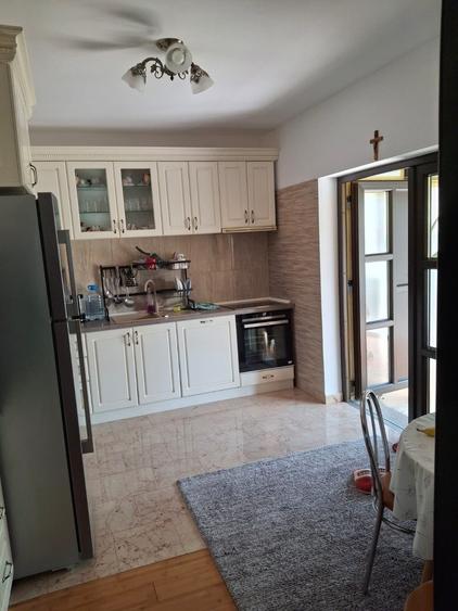 Casă individuală cu 5 camere cu Teren 1800 Mp în Central