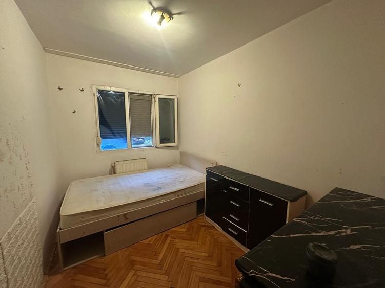 Apartament cu 4 camere semidecomandat, mobilat în Dacia