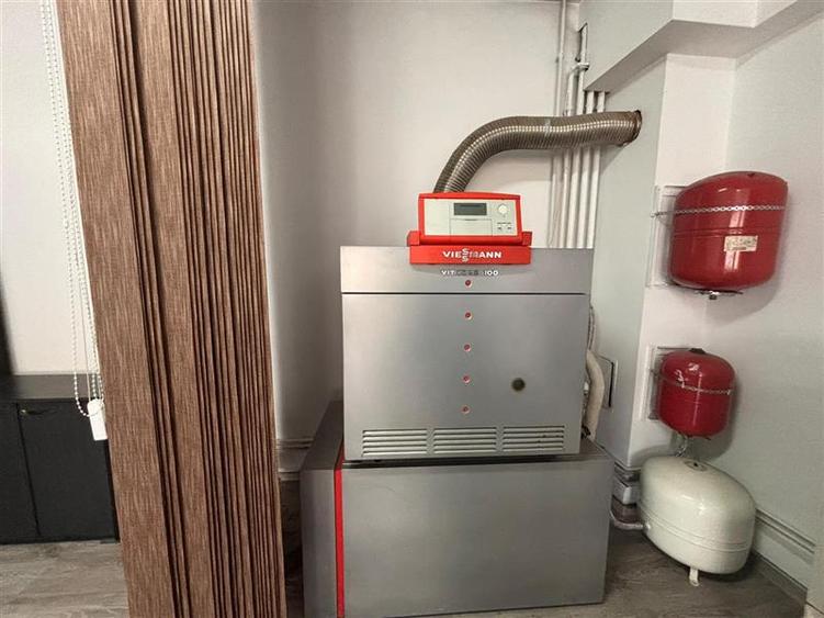 Casă cu 12 camere cu Teren 241 Mp în Semicentral