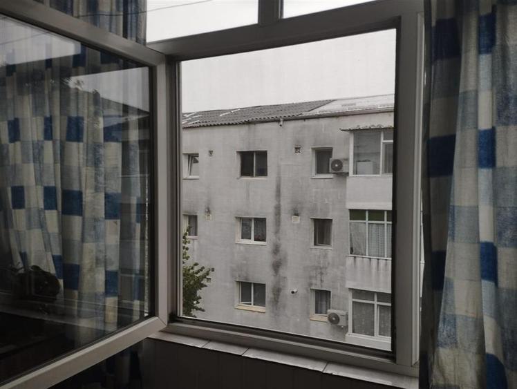 Apartament cu 3 camere semidecomandat în 9 Mai
