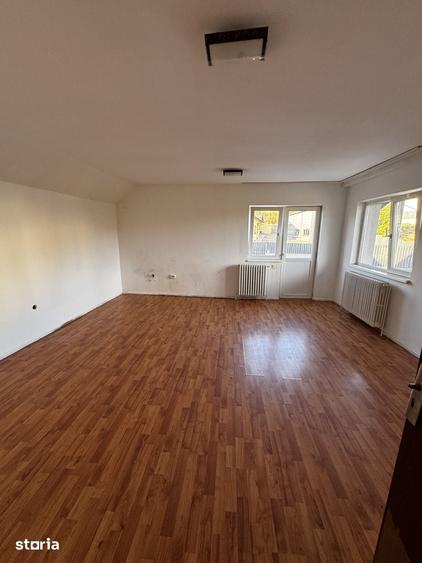 Casă cu 8 camere cu Teren 500 Mp în Iris