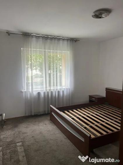 Apartament cu 3 camere decomandat în Astra