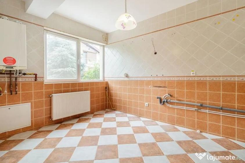 Casă cu 4 camere cu Teren 243 Mp în Central