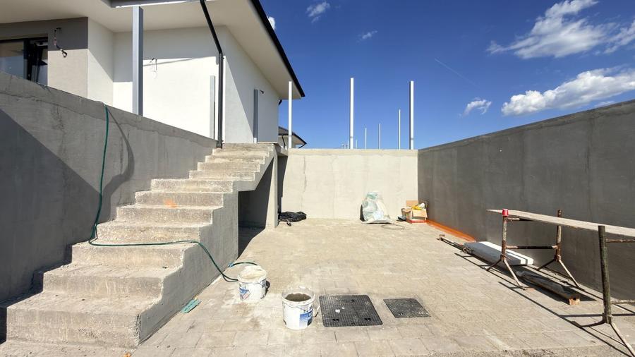 Casă cu 4 camere cu Teren 300 Mp în Broscărie