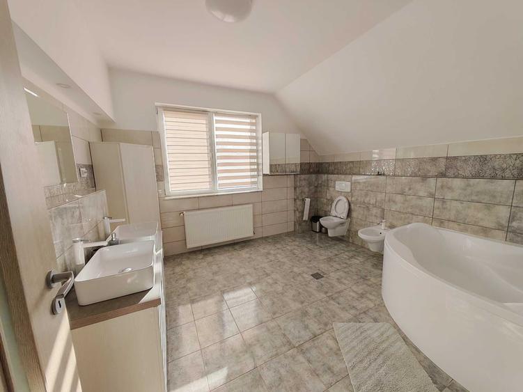 Casă cu 4 camere cu Teren 475 Mp în Central