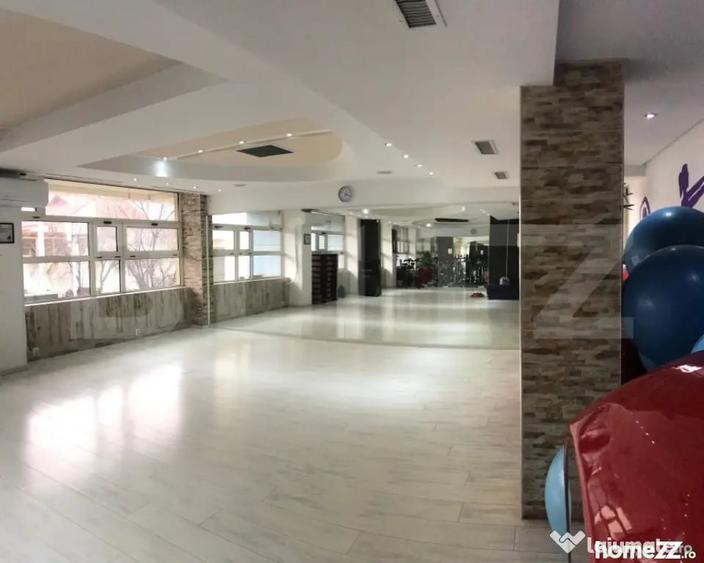 Spațiu comercial, de 290 mp, în Micro 3