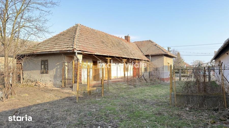 Casă cu 4 camere semidecomandat cu Teren 2948 Mp în Tiream